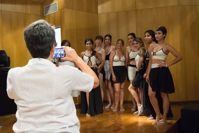 Un grupo posa para una fotografía antes del desfile.