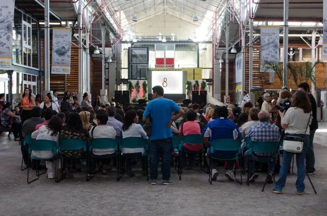 El público comparte una actividad en el espacio del evento.
