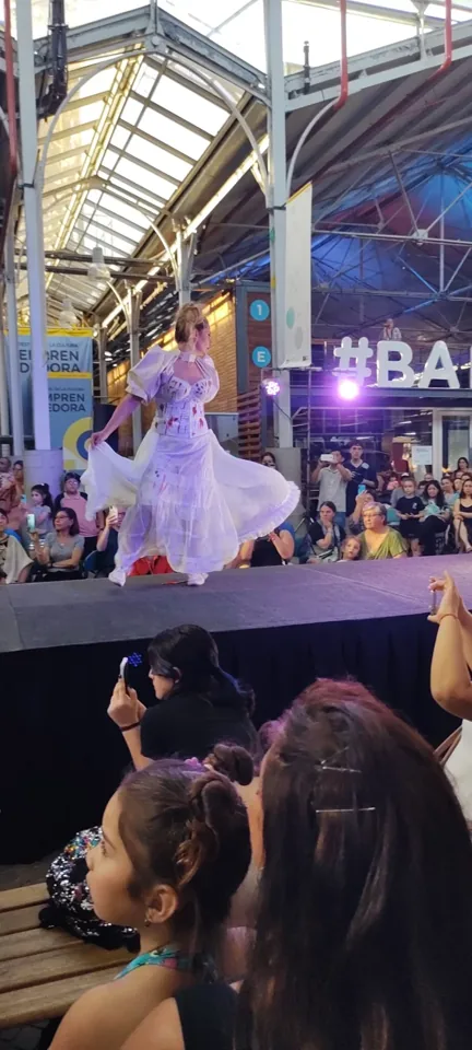 Una participante luce un vestido claro en la pasarela.