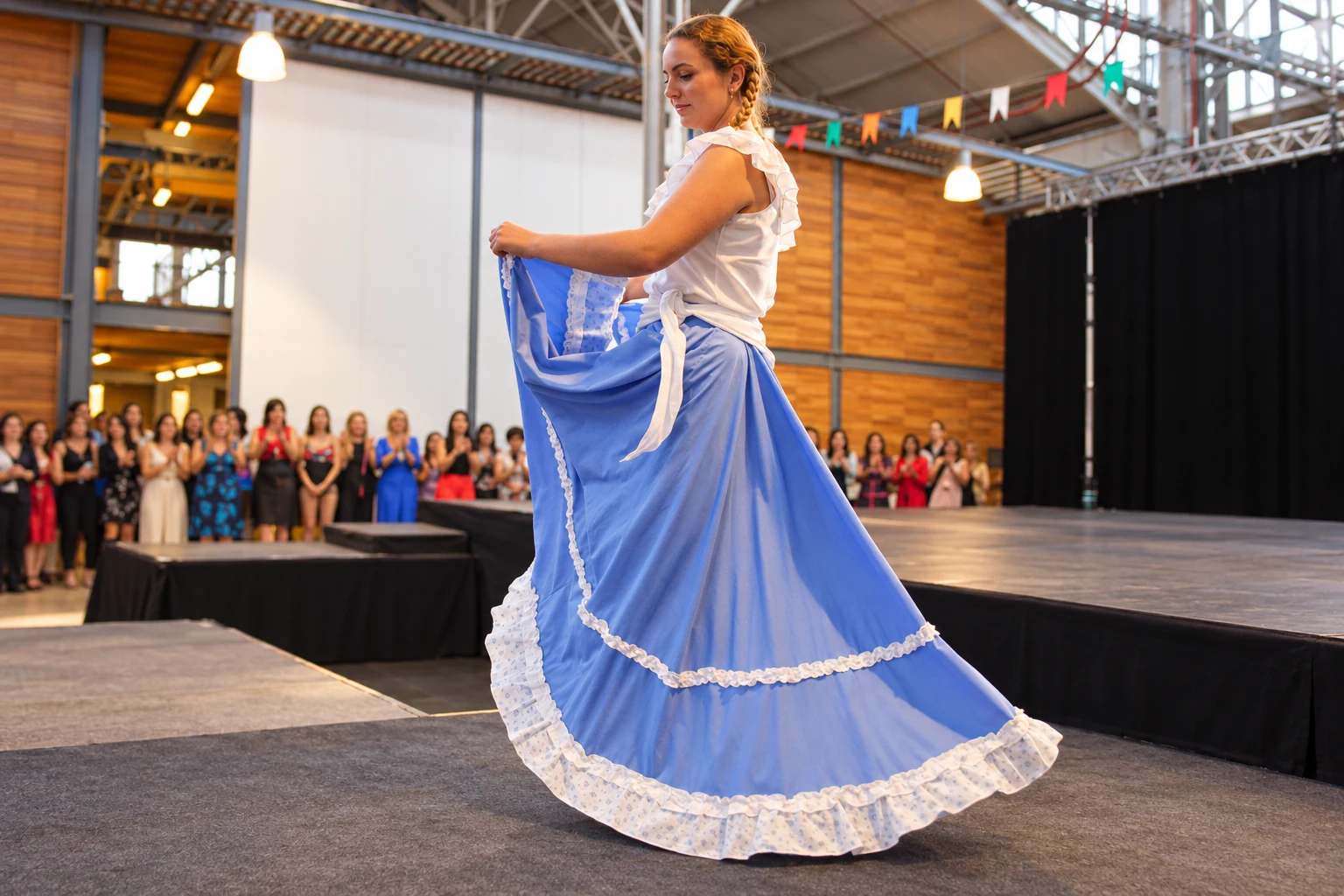 Una participante presenta un vestido celeste con detalles blancos